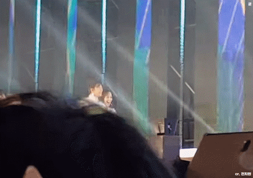 움짤 끝까지 무대에 남아 인사해주는 정연 지효 다현