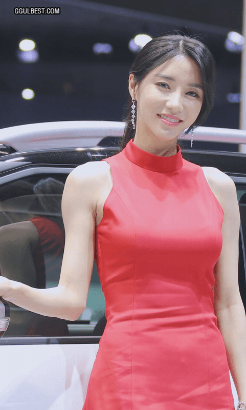 레이싱모델 임솔아 빨간 민소매 원피스.gif
