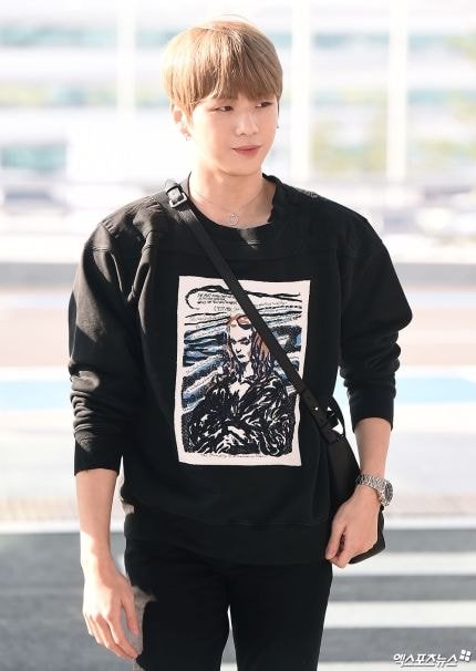 오늘 강다니엘 어깨 ㄷㄷ
