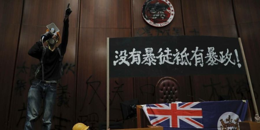 국회 점령한 홍콩 시위대, 홍콩 독립선언..