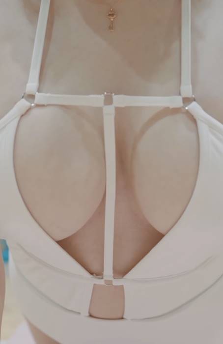 수영복 입고 요가