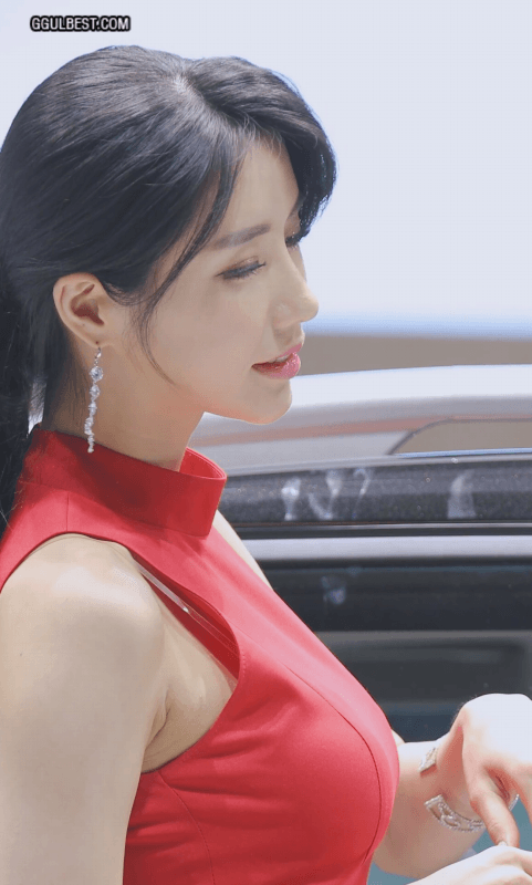 레이싱모델 임솔아 빨간 민소매 원피스.gif