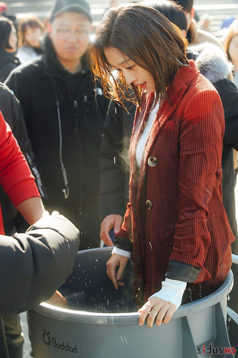 몸소 온도계가 되어 한강 수온을 체크해 [보아]요