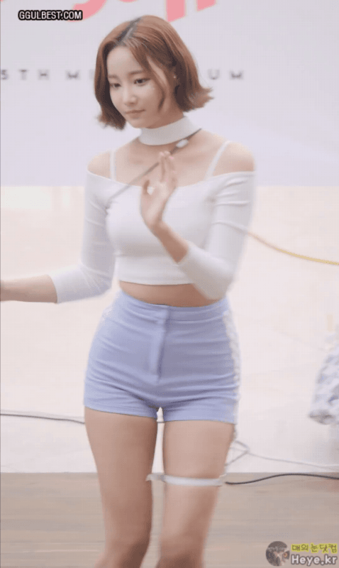 타이트 한 오프숄더 연우
