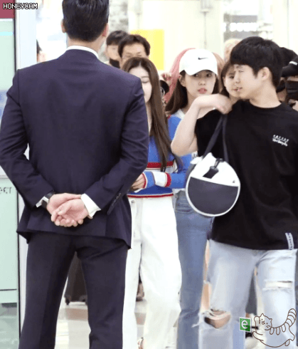 인사하면서 나오는 혜원