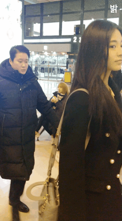 일본으로 출국하는 지효 정연 사나 미나 채영 쯔위