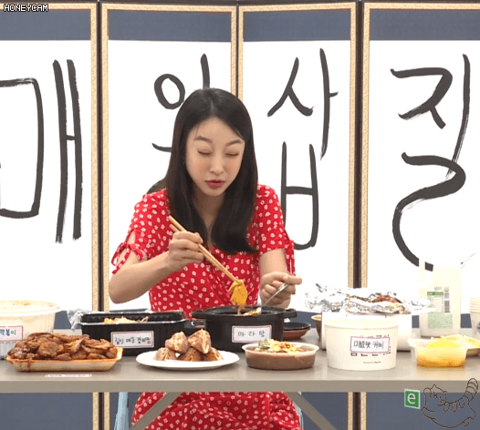 매운거 먹고 입술 뒤집어진 혜린