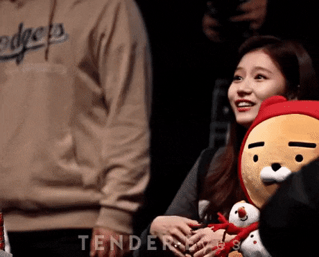 제복 입은 팬을 본 사나