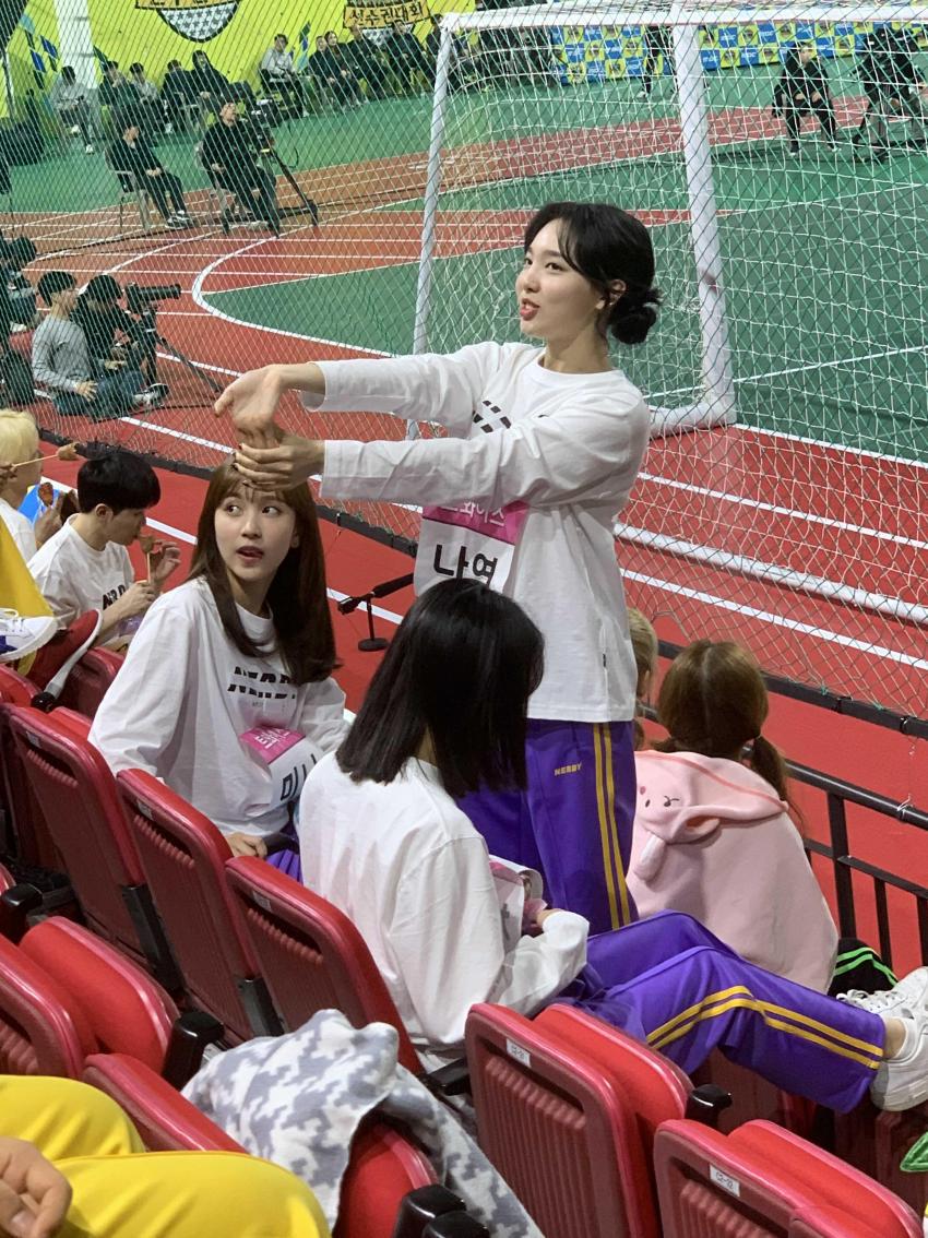 팬들 스트레칭 시켜주는 나연