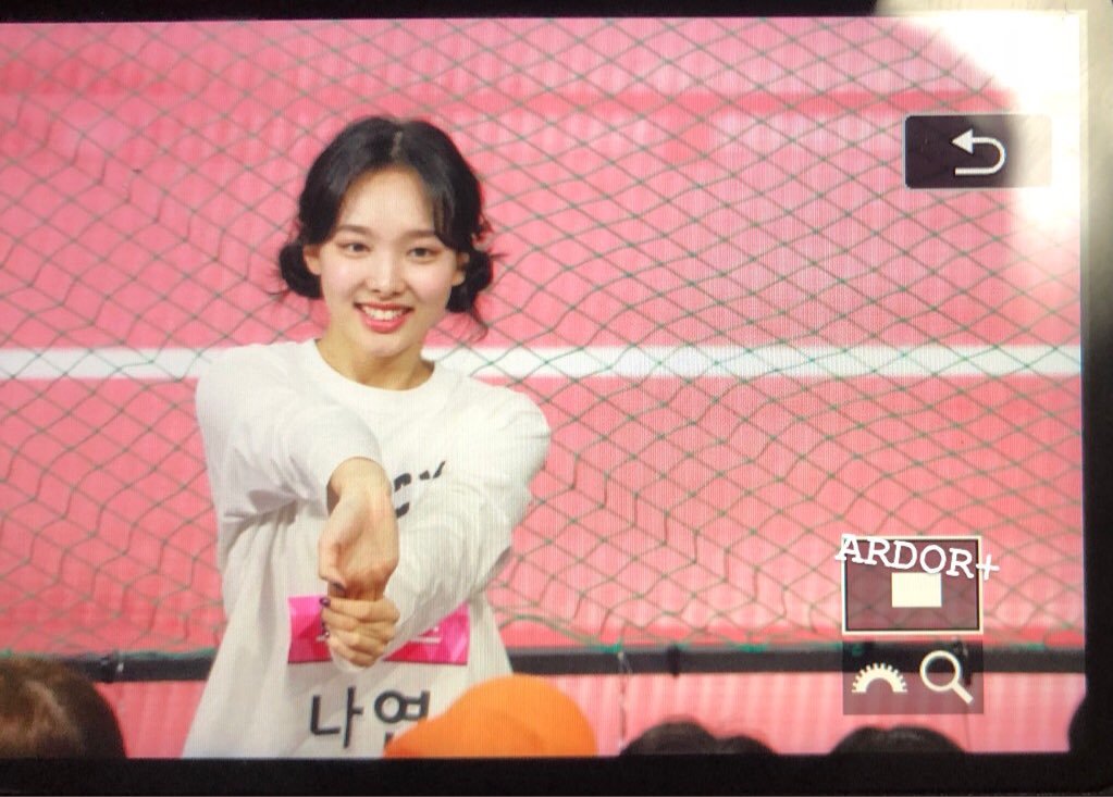 팬들 스트레칭 시켜주는 나연