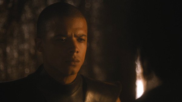 그윽한 눈빛을 주고받는 음바페와 사네