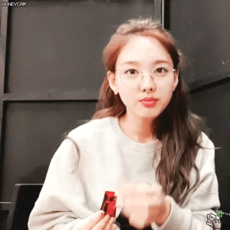 안경알 없는 나연