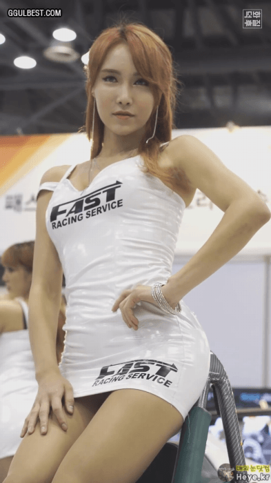 치마가 짧은 레이싱모델 수연.gif