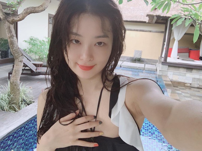 발리에서 수영복 입은 슬기