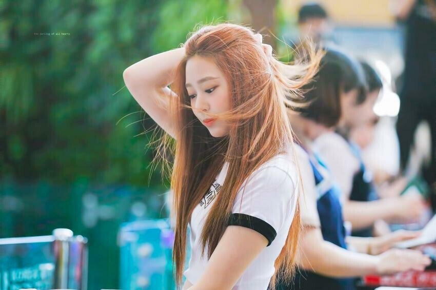 쓸어 넘기는 민주