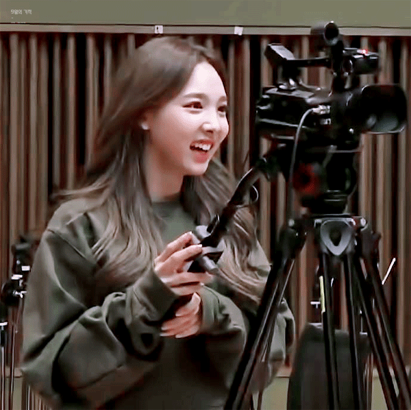 나연 허리라인 + 뒤태