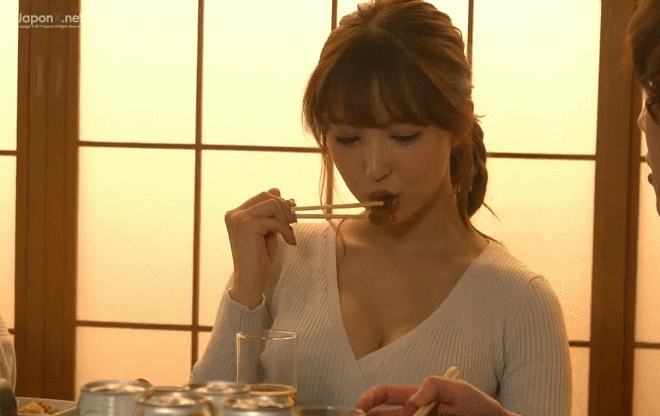 먹으면서 유혹하는 미카미 유아