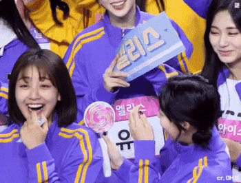 프레디 무큐리 공연을 보는 트와이스