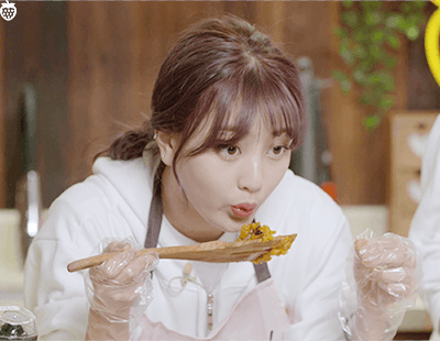 아기새들(사나,모모,다현) 먹이주는 어미새 지효