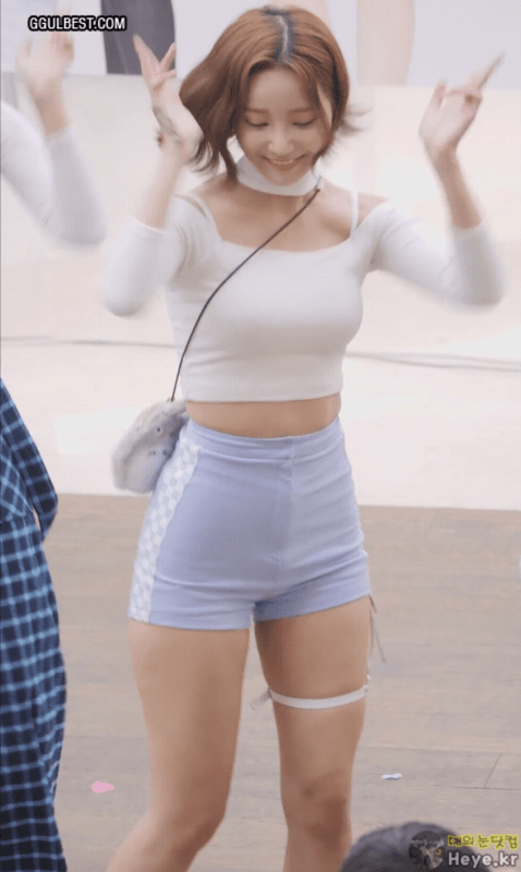 타이트 한 오프숄더 연우