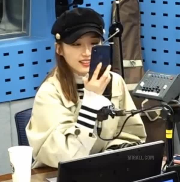 윤태진 아나운서 줄무늬 의상.gif
