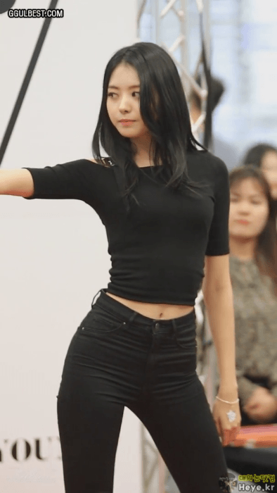 임나영 올블랙 스키니진 골반라인