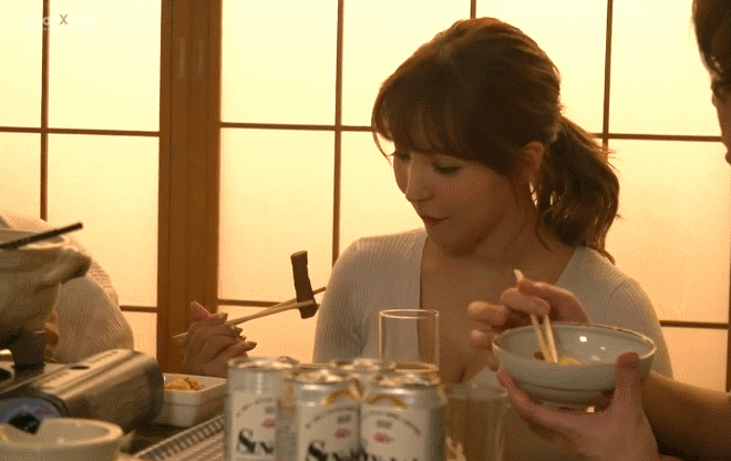먹으면서 유혹하는 미카미 유아