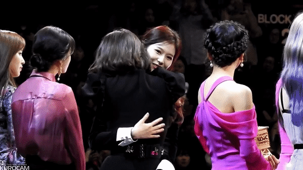 움짤 꽁냥꽁냥 사이 좋은 정연 지효 [데이터]