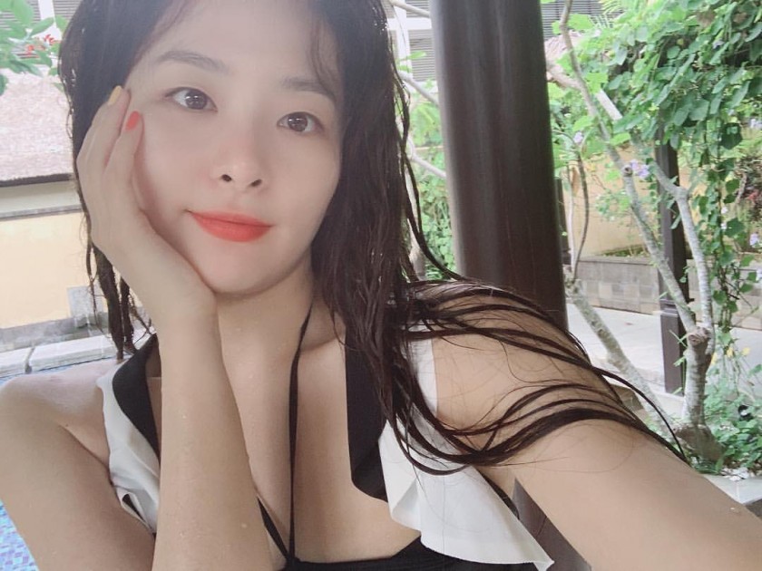 발리에서 수영복 입은 슬기