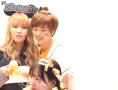 모모에게 뒤통수 맞는 나연