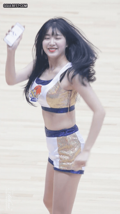 흥넘치는 치어리더 안지현.gif