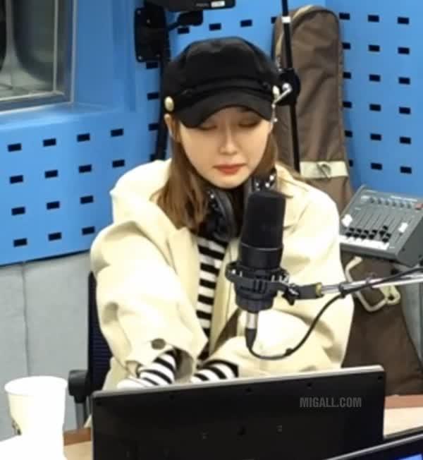 윤태진 아나운서 줄무늬 의상.gif