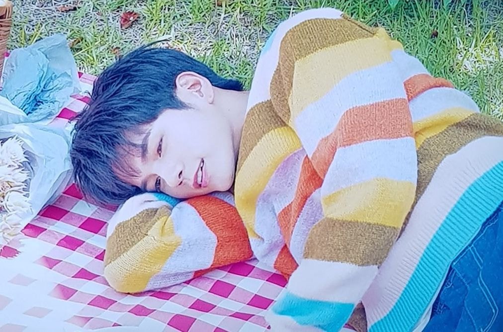 같은 무지개떡의상 입은 옹성우 황민현