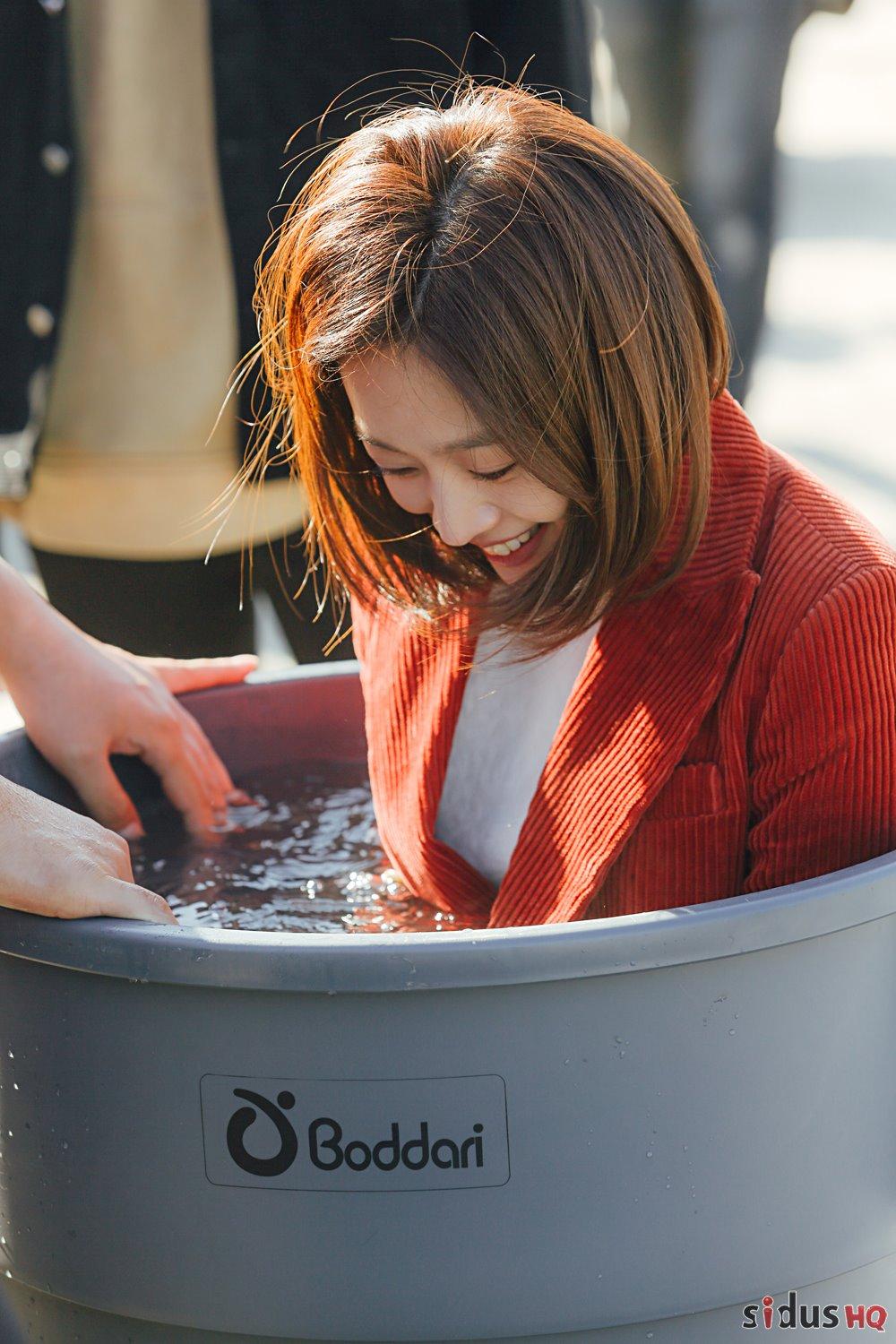 몸소 온도계가 되어 한강 수온을 체크해 [보아]요