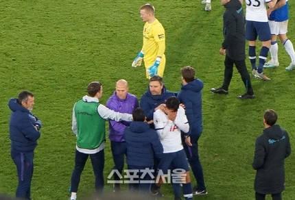 손흥민에게 인종차별 제스처