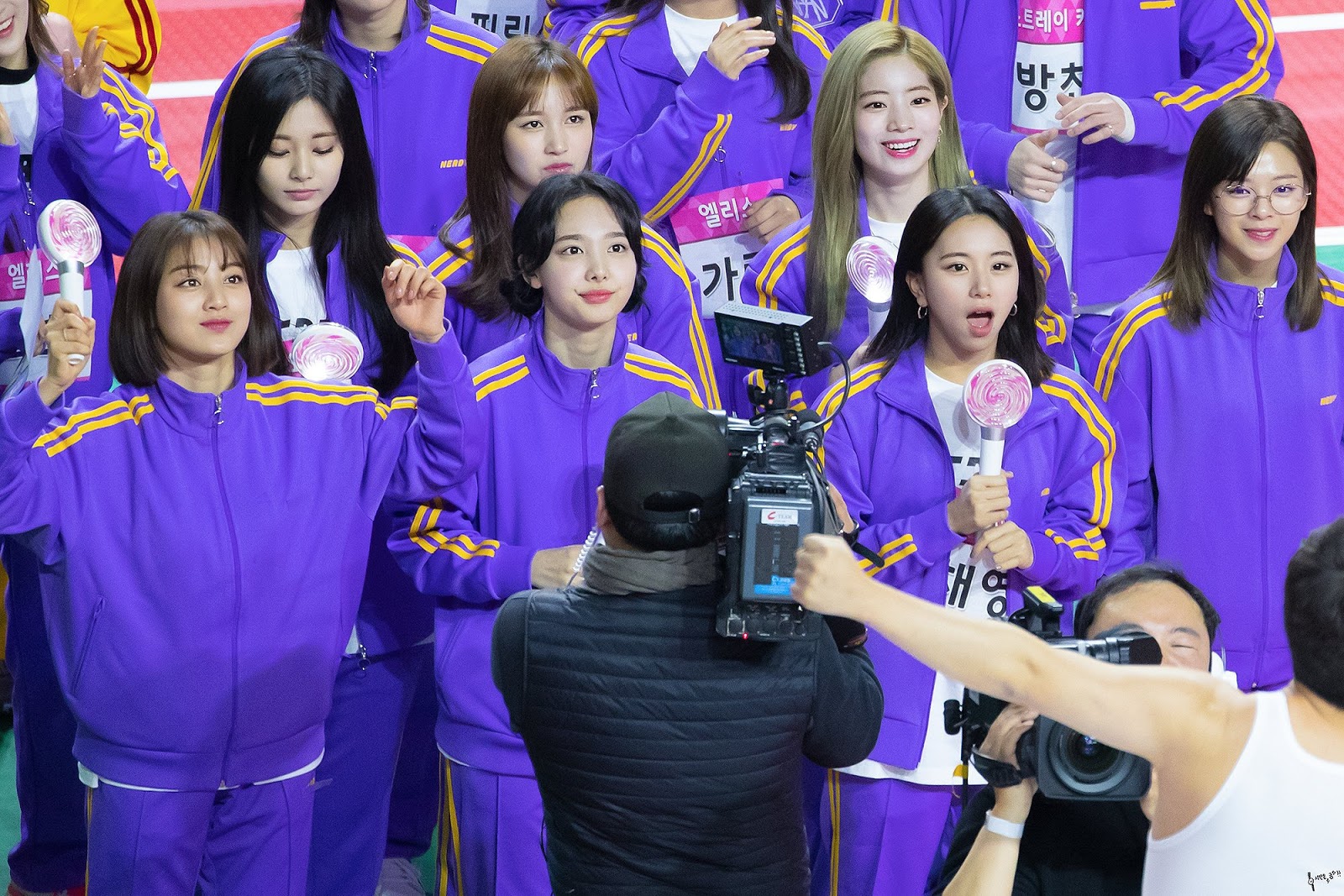 프레디 무큐리 공연을 보는 트와이스