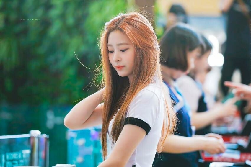 쓸어 넘기는 민주