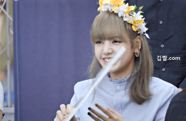 190630 왜쳐다보지..? 내가 그렇게 귀여운가? [리사]