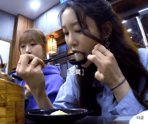 오마이걸 지호 먹방모음