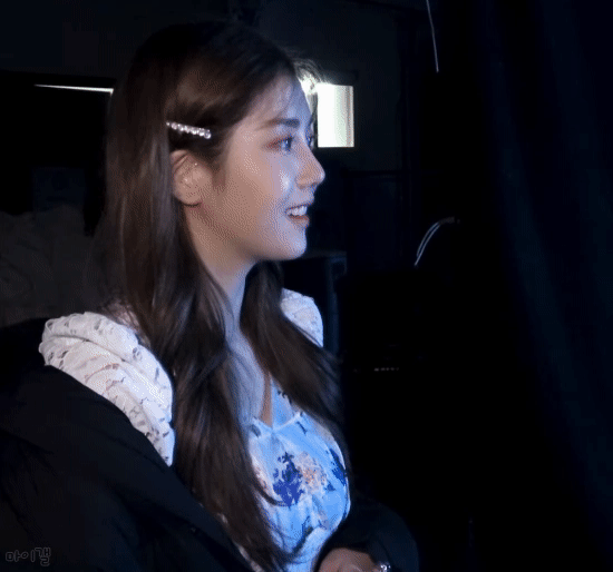 수중 촬영을 보는 아이즈원 권은비