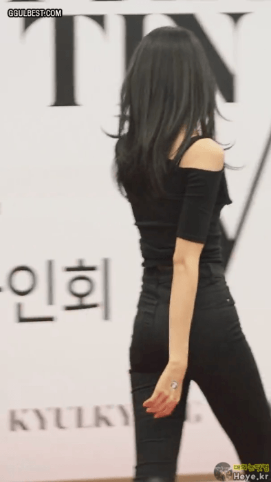임나영 올블랙 스키니진 골반라인
