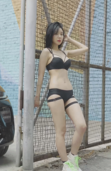 맥심 모델 예리 검정 속옷.gif
