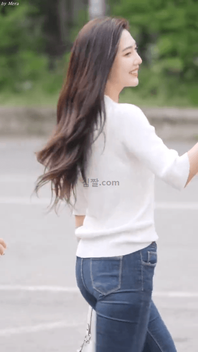 출근길 조이 청바지 뒤태(오늘자 뮤뱅)