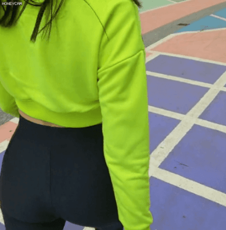 길거리를 걸어가는 레깅스녀 뒤태