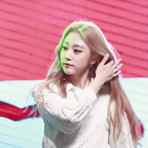 입술 깨무는 금발 지수