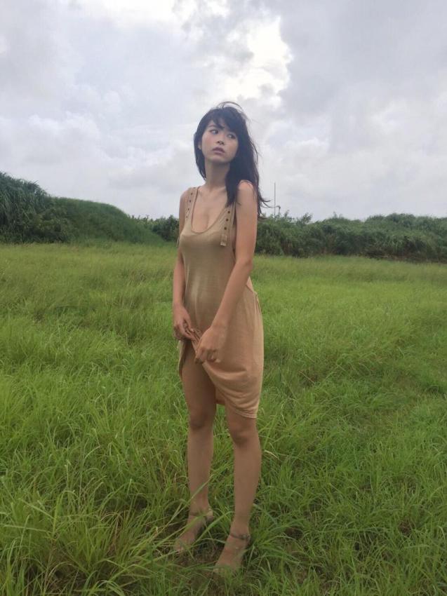 바바 후미카의 화보사진과 현장사진 비교