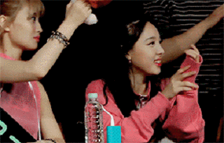 모모에게 뒤통수 맞는 나연