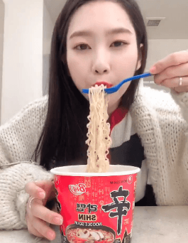 오마이걸 지호 먹방모음