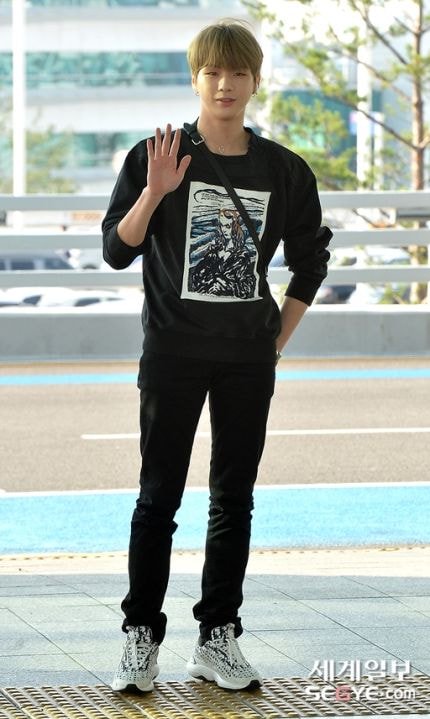 오늘 강다니엘 어깨 ㄷㄷ