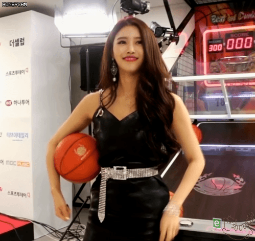 게임하는 V넥 미주